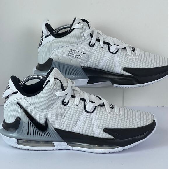 Nike LeBron Basketball Shoes Mens Sz 9.5 TB White Black Witness VII DZ3299-100 - Picture 3 of 8